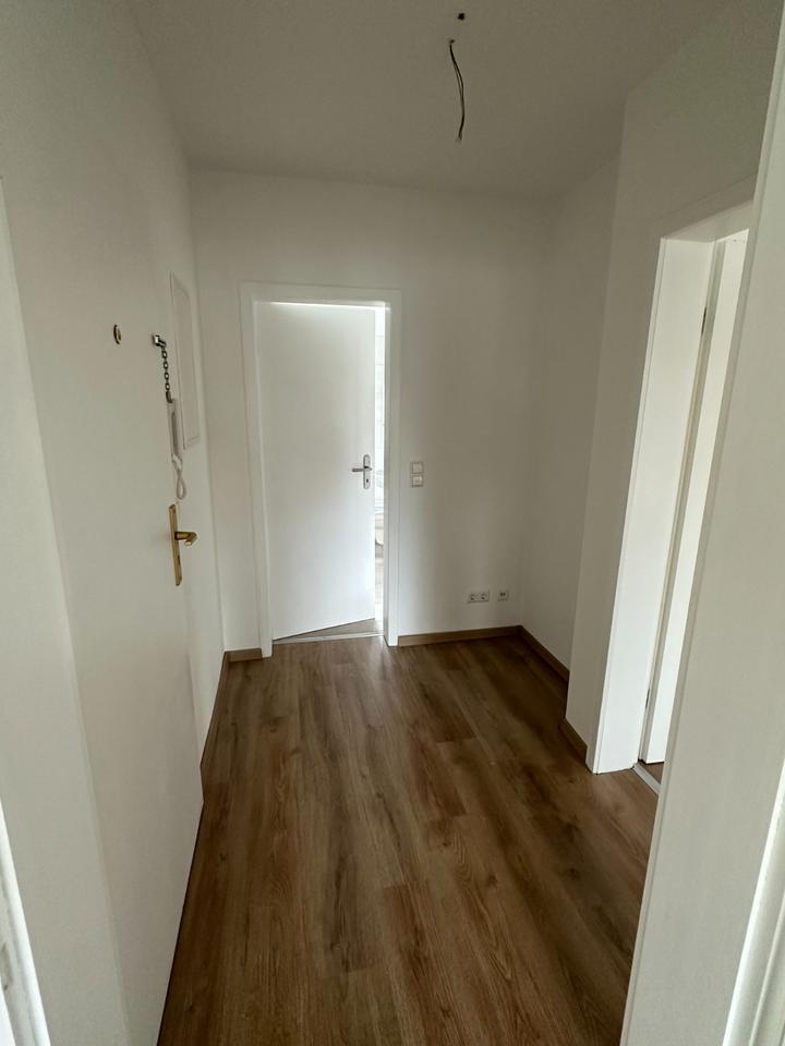 Frisch sanierte 3,5 Zimmer Wohnung mit Stellplatz zimmer
