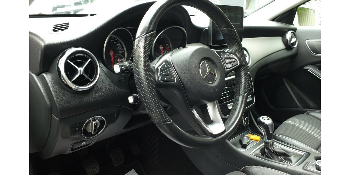 Mercedes-Benz GLA 180 PANORAMADACH LED NAVI AHK 18 Zoll LMF PTS 61.968 km 18.908 &euro; Köln 50858