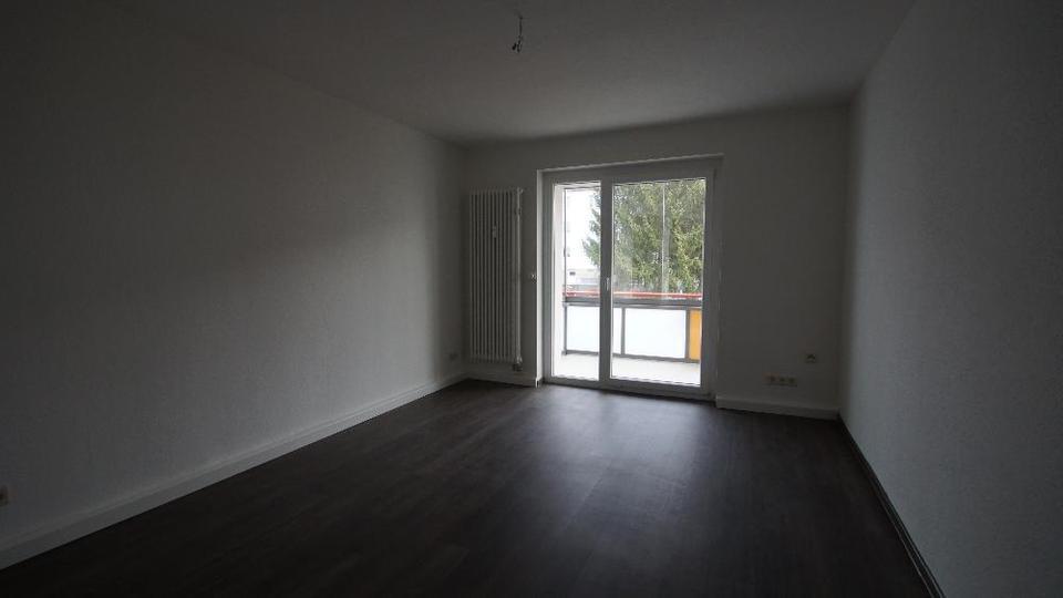 3-RWE an der Talsperre, ZH, Balkon mit Schieberverglasung im 3. OG zimmer