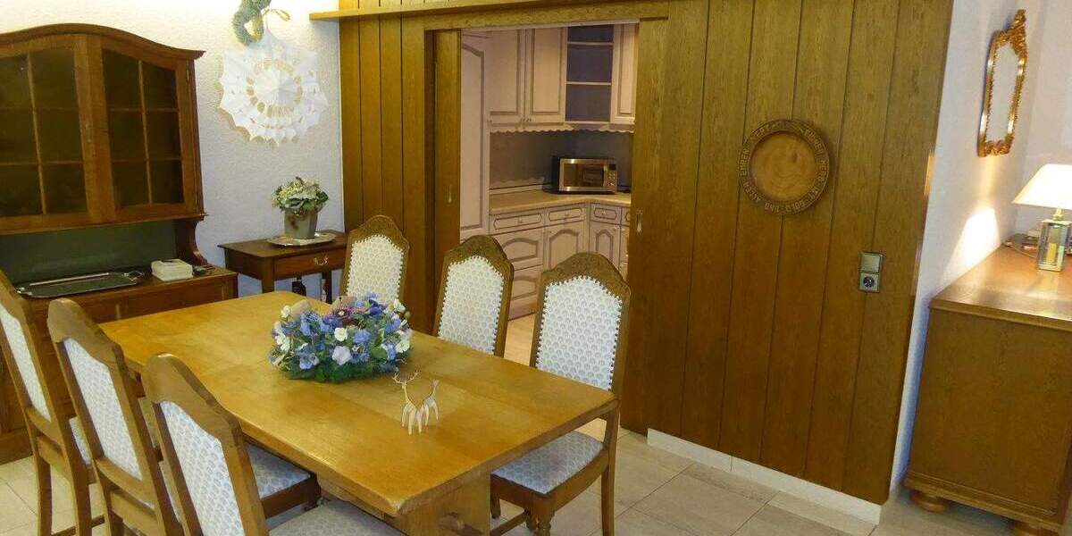 Großzügig Wohnung in bester Lage, komplett möbliert mit Tiefgarage und Aufzug! 3 zimmer