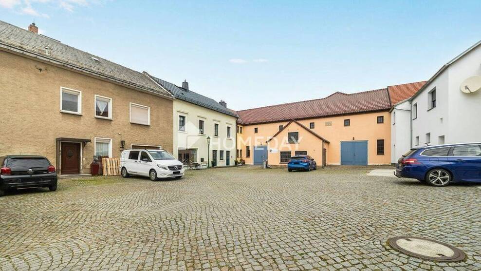 Geräumiges Haus mit 792 m² Nutzfläche, Scheune für 10 Fahrzeuge, Gartenparadies und Ausbaureserve