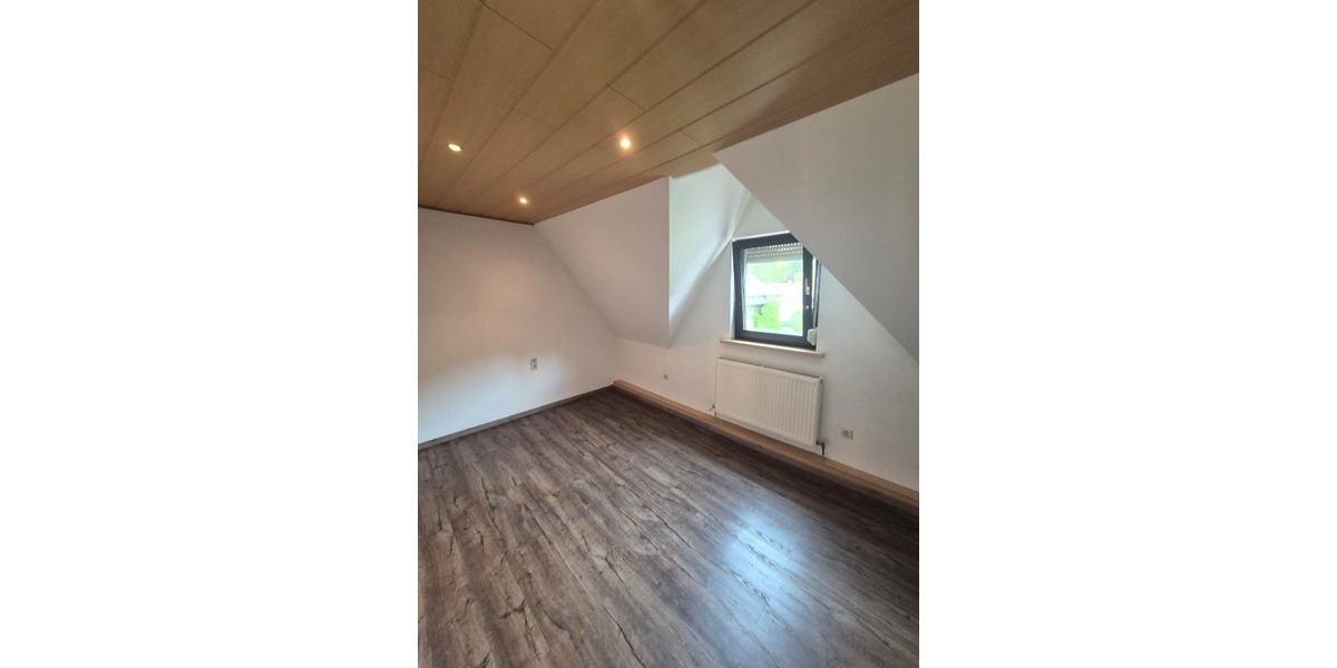 Gepflegte, großzügige 2-Etagen-Wohnung mit Kamin & Carport zu vermieten – wohnen wie im eigenen Haus 5 zimmer