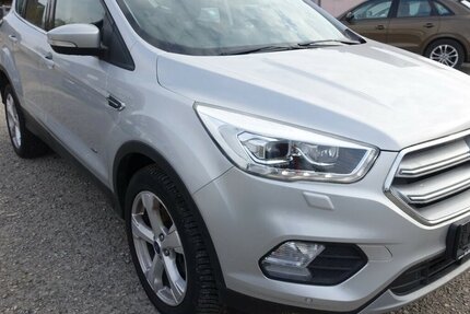 Ford Kuga Titanium Kamera Parkassyst Leder Navi Bi-Xeno 113.400 km 15.950 &euro; Neumarkt/OPf 92318