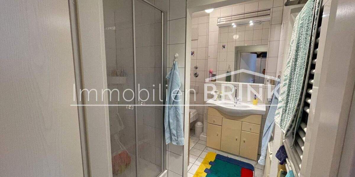 Schnuckelige, helle 2-Zimmer Wohnung, senioren-, behindertengeeignet, mit TG-Platz und drei Außenstellplätzen 2 zimmer