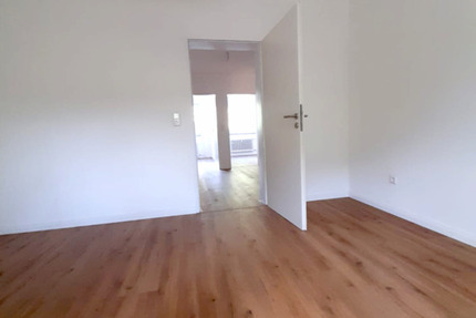 Von privat: zentrale 4 Zimmerwohnung mit Balkon und Stellplatz