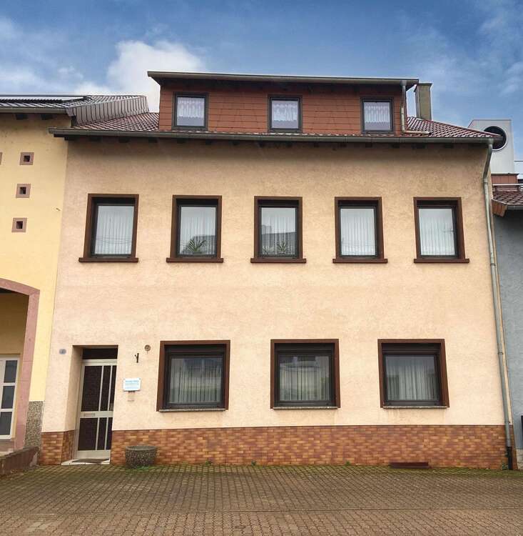 Haus zum Kaufen in Rehlingen-Siersburg 240.000 € 251 m²