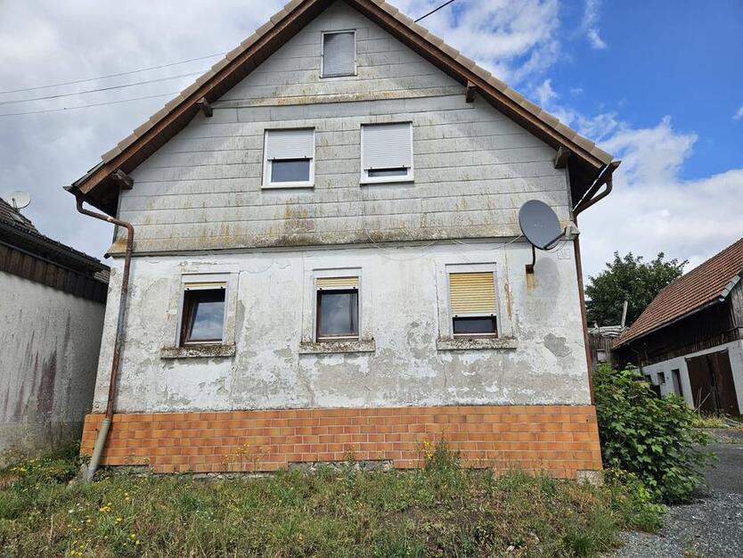 Renovierungsbedürftiges Haus mit Scheune und alten Brotbackofen