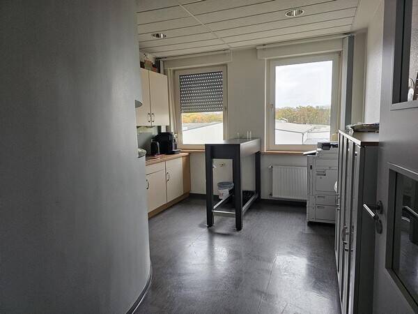 Gewerbeimmoblie mit Hallen- und Büroflächen zimmer