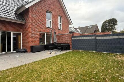 ImmobilieN GUMNIOR präsentiert *provisionsfrei*: Moderne Doppelhaushälfte in Emsbüren mit Garten und Carport