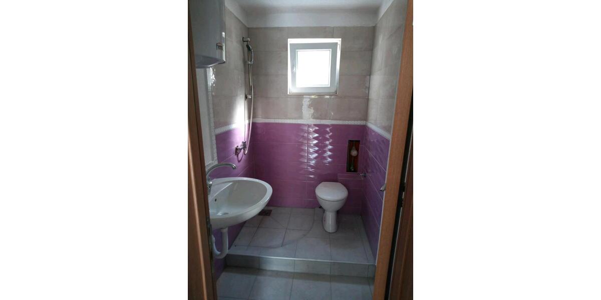 Ein legales Haus in Montenegro steht zum Verkauf. zimmer