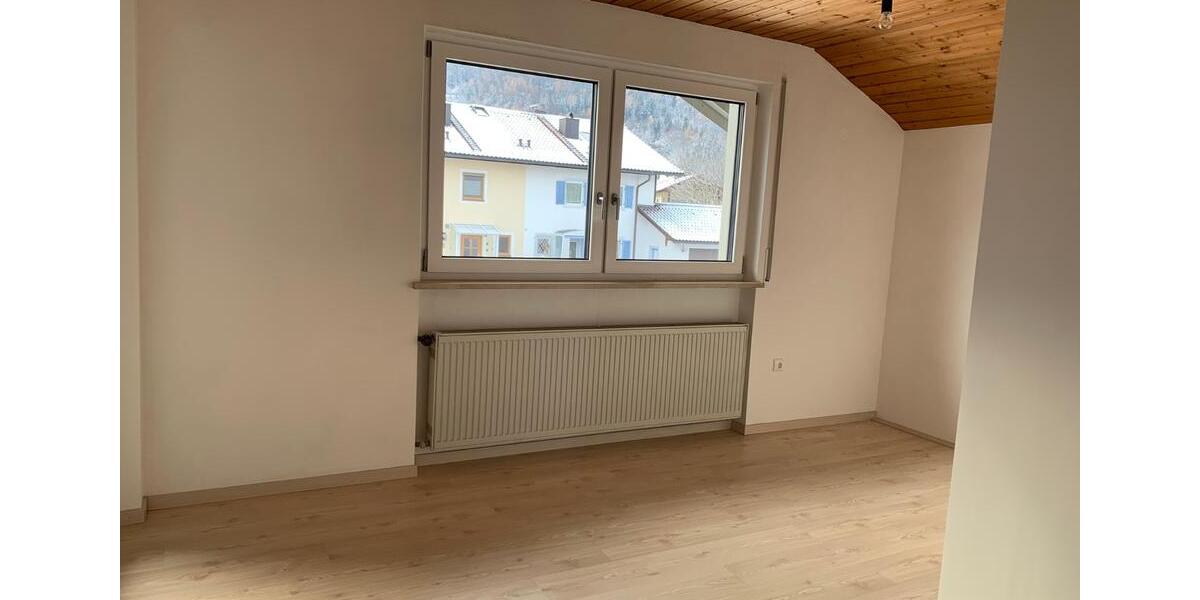 Dachgeschoßwohnung Piding - 3.5 Zimmer, 106 m&sup2;, 1.250&euro; | Angebot:25261201