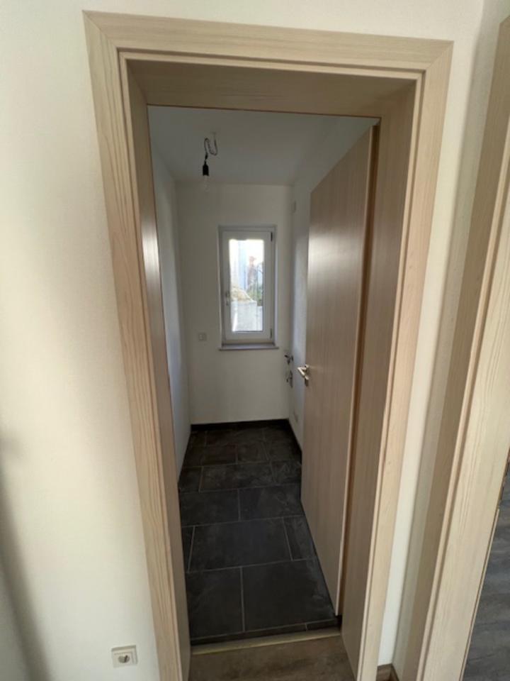 Schöne und neuwertige 2 12-Zimmer-Erdgeschoßwohnung mit EBK