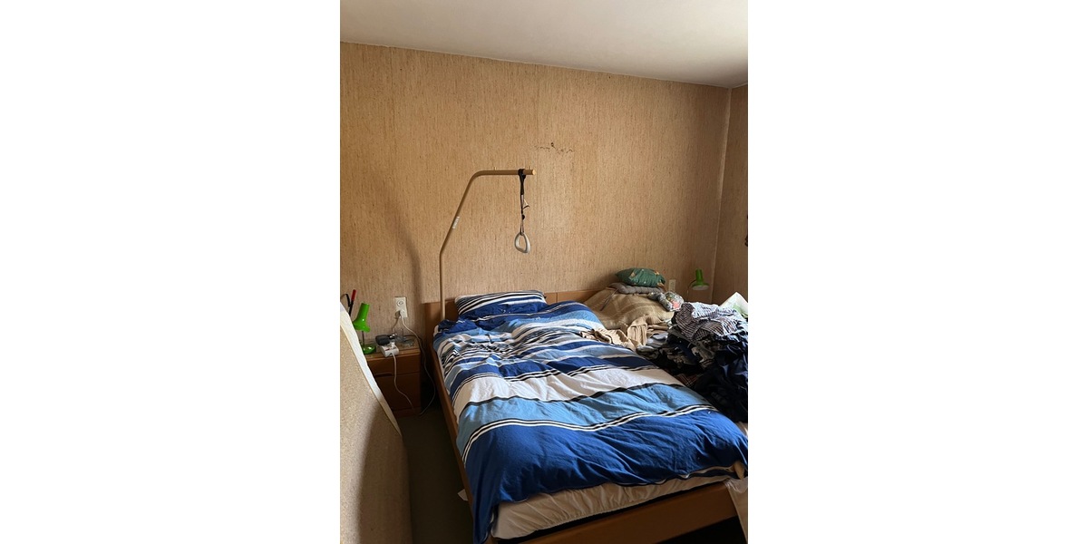 DUS, 4Zi. RMH, 110m² Wfl., 215m² Grd., Terr., Garten, Keller, Grg. 4 zimmer