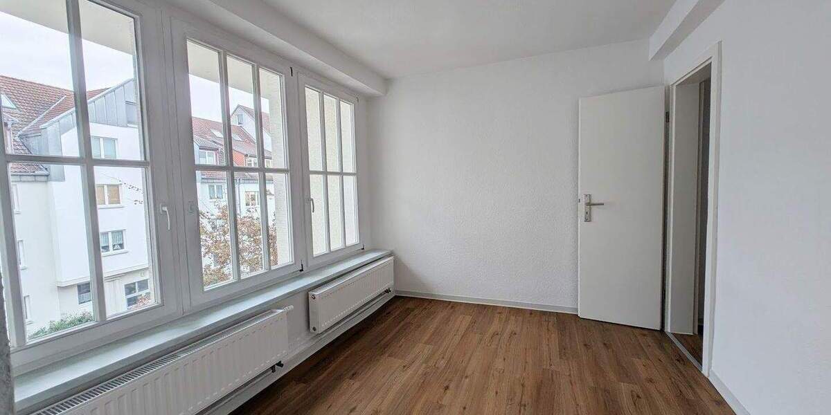 Hell & Renoviert! 3 Zimmer + Esszimmer, Vinyl-Boden, Tageslichtbad + 2 Abstellräume + gute Lage 3 zimmer