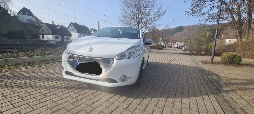 Peugeot 208 130.000 km 4.950 &euro; Lennestadt 57368