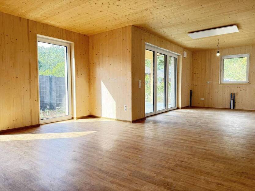 Modernes Wohnen im nachhaltigen Holz-Hybrid-Haus
