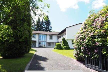 Viel Platz zum Leben - Großzügiges Anwesen auf 2.300 m² Parkgrundstück 8 zimmer