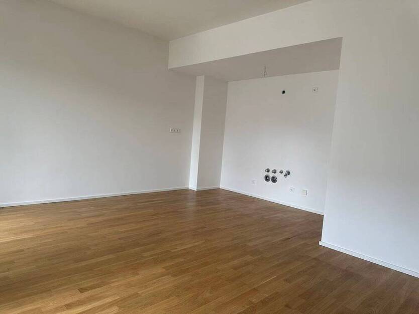 Neu sanierte 5-Zimmer-Wohnung mit XXL-Balkon im Herzen von Düsseldorf
