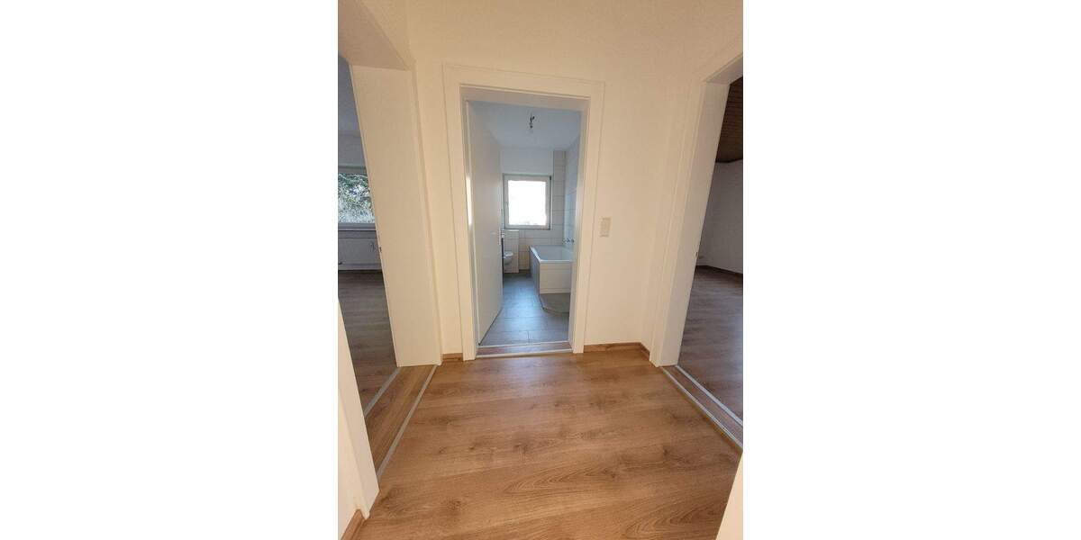 * CHARMANT - NEU RENOVIERT - SOFORT BEZUGSFÄHIG * schöne 3 Zi.-Wohnung mit GARAGE in SC-WOLKERSDORF 3 zimmer