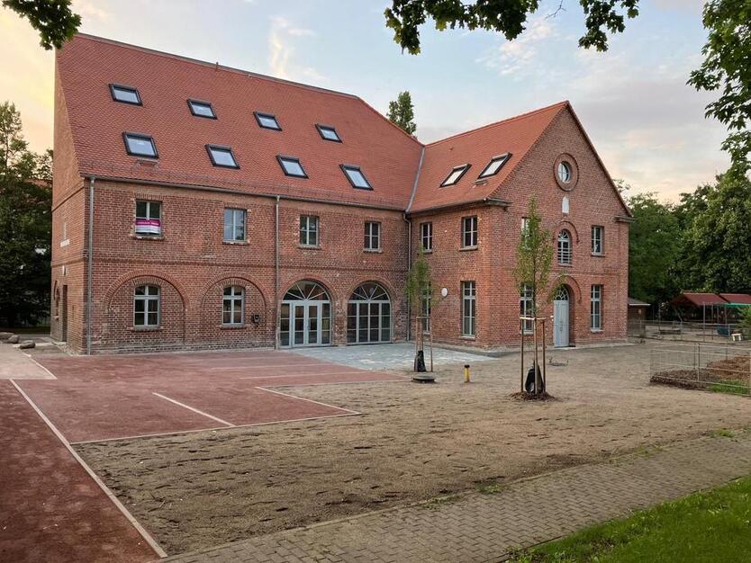 Kleines loftiges Büro mit Rundfenster & Sichtbalken