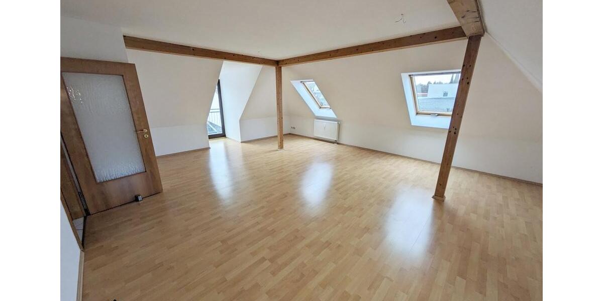Dachgeschoßwohnung Zwickau - 3 Zimmer, 88 m&sup2;, 560&euro; | Angebot:26008237
