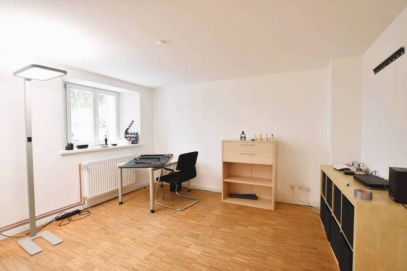 Top gepflegte 3 Zimmer Büro- Praxisfläche in begehrter Lage