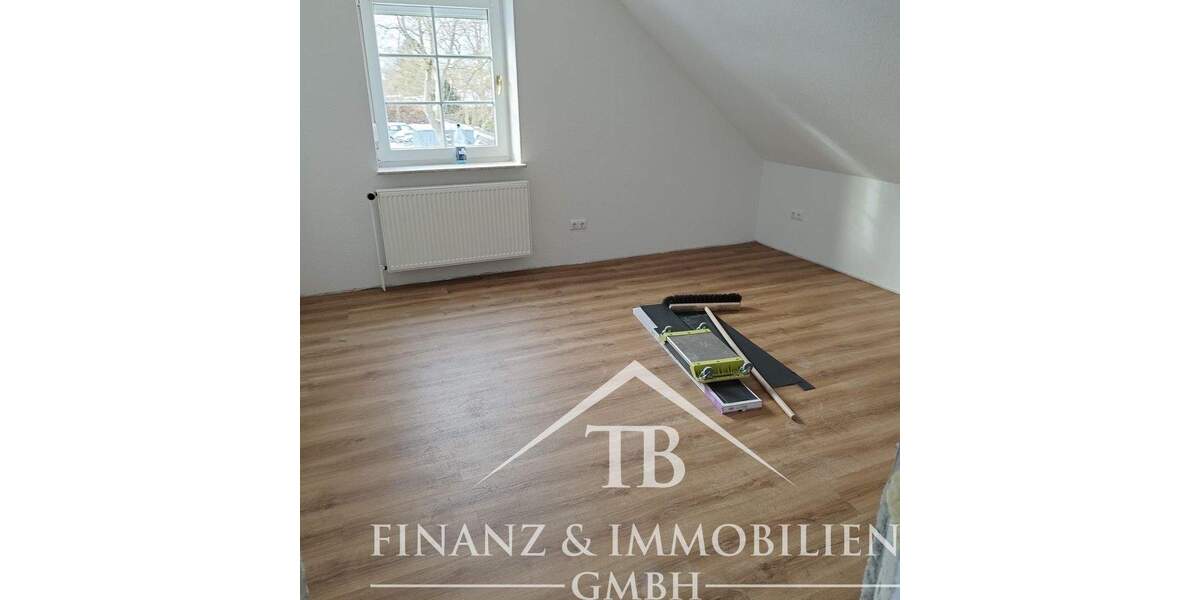 Neu renovierte Doppelhaushälfte in ruhiger und beliebter Lage - mit massiver Garage 4 zimmer