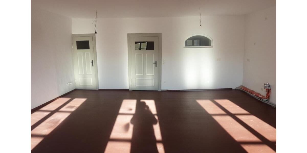 *Wunderschöner Altbau* Renovierte, großzügige Maisonettewohnung mit Dachterrasse in zentraler Lage 4 zimmer