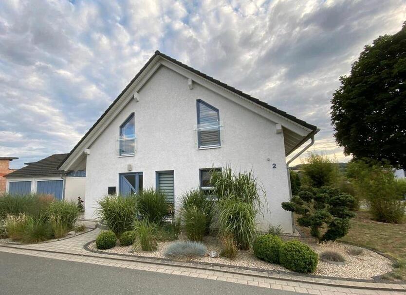 Stilvolles Einfamilienhaus mit Photovoltaikanlage und Garten