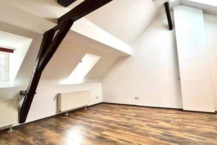 Großzügige Dachgeschosswohnung in Hochheims Altstadt 4 zimmer