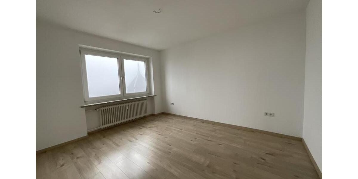Helle 4-ZKB-Balkonwohnung im Hochhaus in Heppens zu vermieten! 4 zimmer