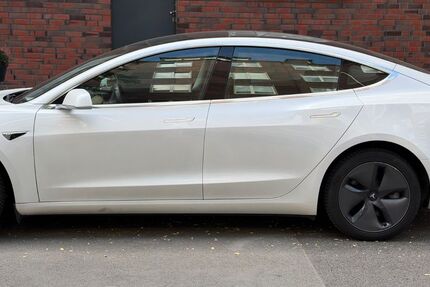 Tesla Model 3 151.000 km 18.999 &euro; Düsseldorf 40476