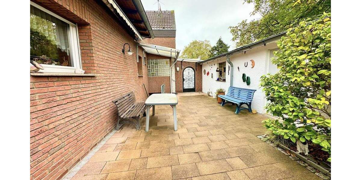 Doppelhaushälfte mit viel Potenzial, großzügigen Garten, Garage und Stellplätzen 5 zimmer