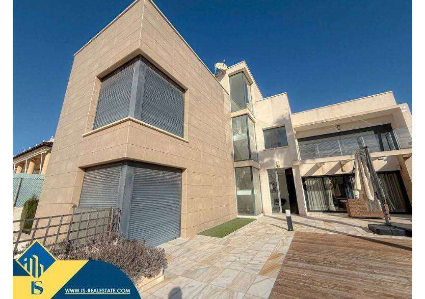 Haus zum Kaufen in Torrevieja 1.350.000 € 430 m²