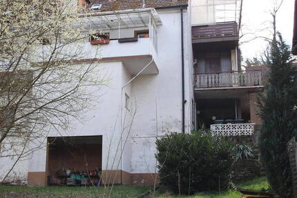 Zweifamilienhaus mit Entwicklungspotenzial und Gartenfläche zur kreativen Neugestaltung 8 zimmer