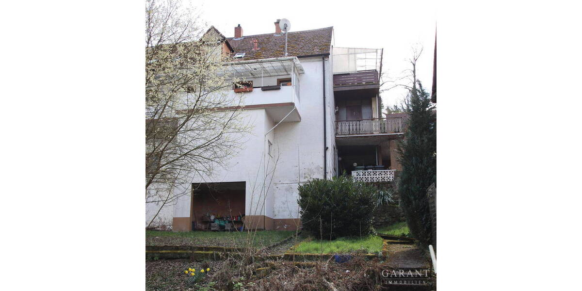 Zweifamilienhaus mit Entwicklungspotenzial und Gartenfläche zur kreativen Neugestaltung 8 zimmer