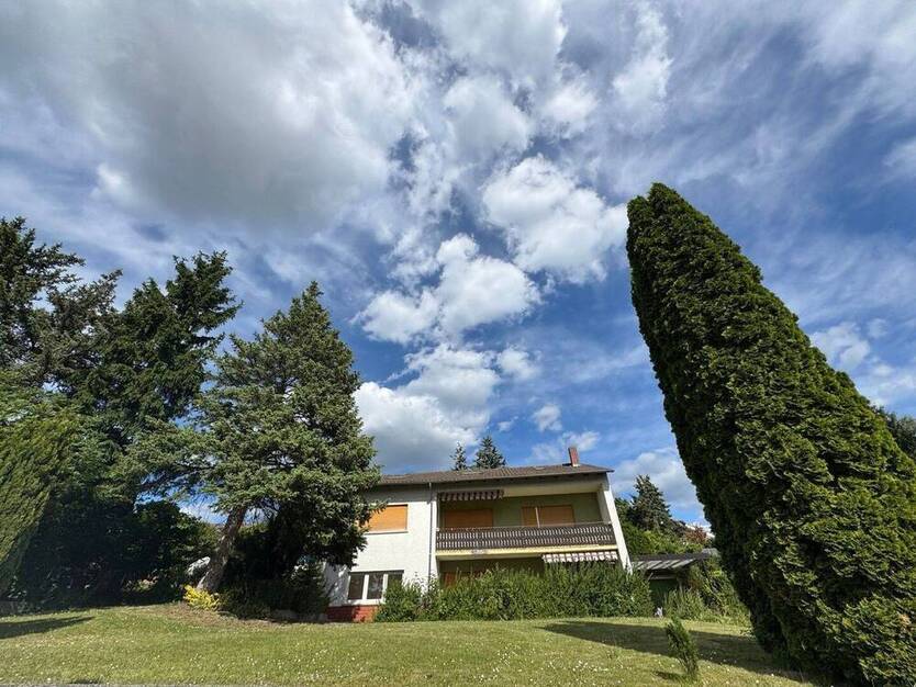 Großzügiges Zweifamilienhaus mit Ausbaureserve