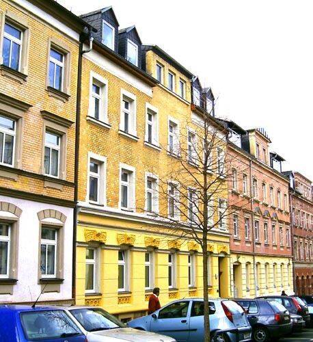 Günstige und DG 3-Zimmer mit Wanne, Abstellraum, Balkon und Laminat in guter Lage!