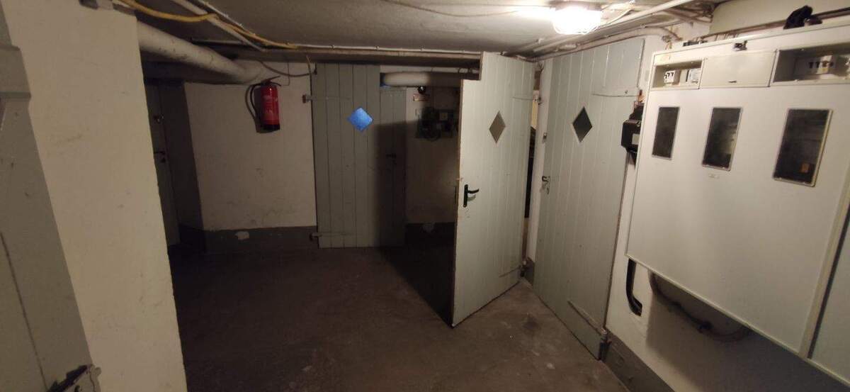 5-Zimmerwohnung, vermietet, renovierungsbedürftig 5 zimmer