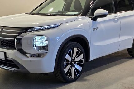 Mitsubishi Plug-in Hybrid Outlander 3.698 km 48.480 &euro; Mönchengladbach 41061