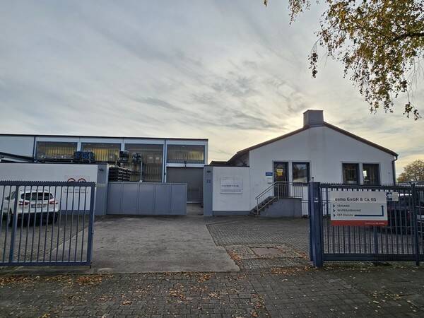 Fledder: Gewerbeimmobilie mit Hallen- und Lagergebäuden und großen Freiflächen zimmer