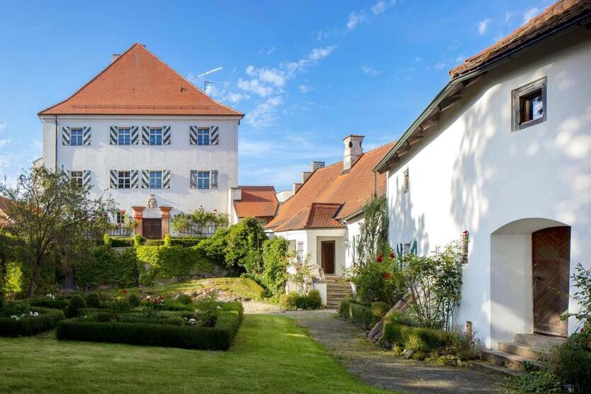 Prestige & Geschichte: Schlossflächen im Mariental für Ihr Business (208 m²)