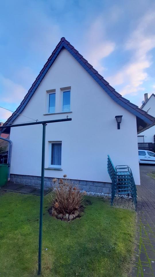 Wohnhaus vollunterkellert m. Dachausbau u. Nebengebäude m. 2 Fewo