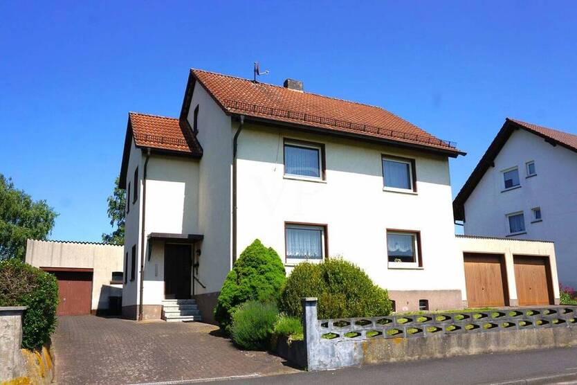 Einfamilienhaus auf großem Grundstück in Feldrandlage