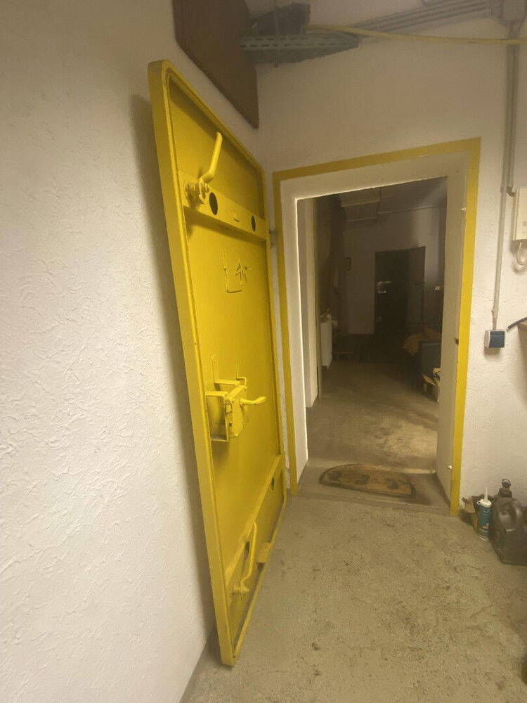 Ehemaliger, denkmalgeschützter Tarnbunker im Stil eines Bauernhofs