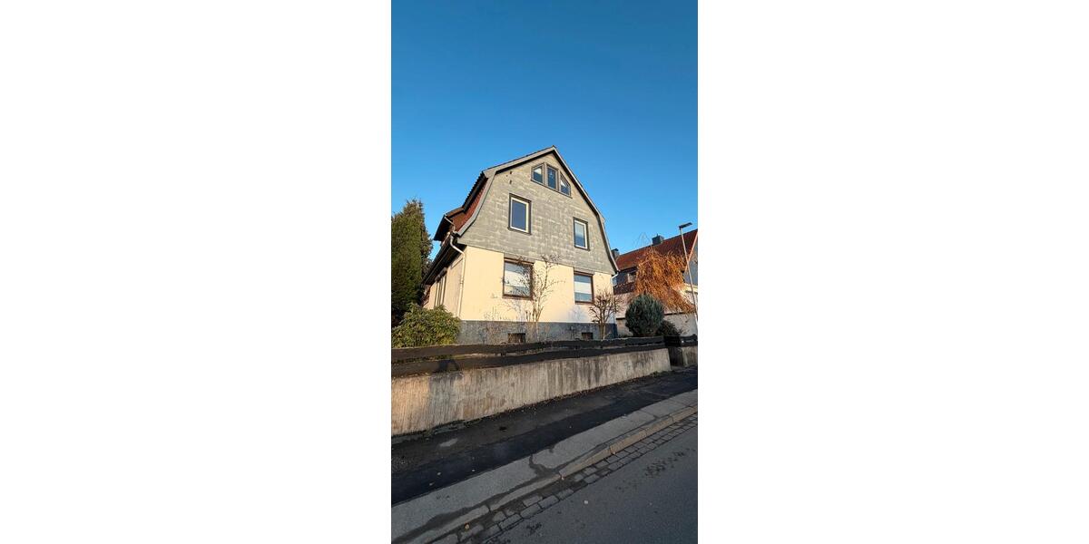 Teilmodernisiertes Einfamilienhaus mit Garage und Garten zimmer