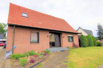 Geräumiges EFH mit ELW, Terrasse, Balkon, kleinem Garten und Garage in ruhiger Lage