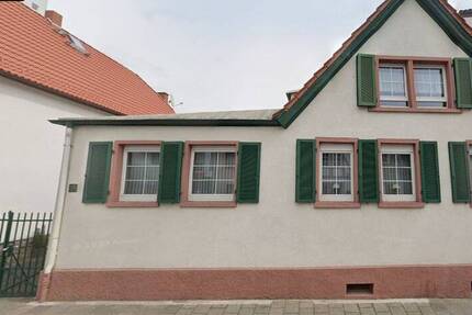 Renovierungsbedürftiges großes 1-2 Familienhaus mit Garten im Zentrum von Langen