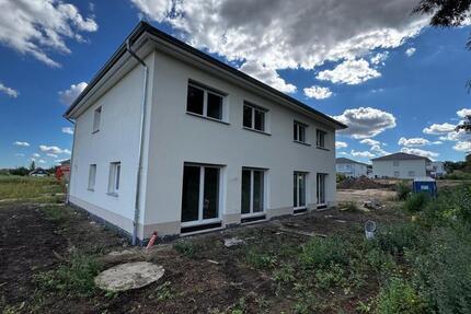 Neubau Doppelhaushälfte in Magdeburg mit Garten & Blick ins Grüne