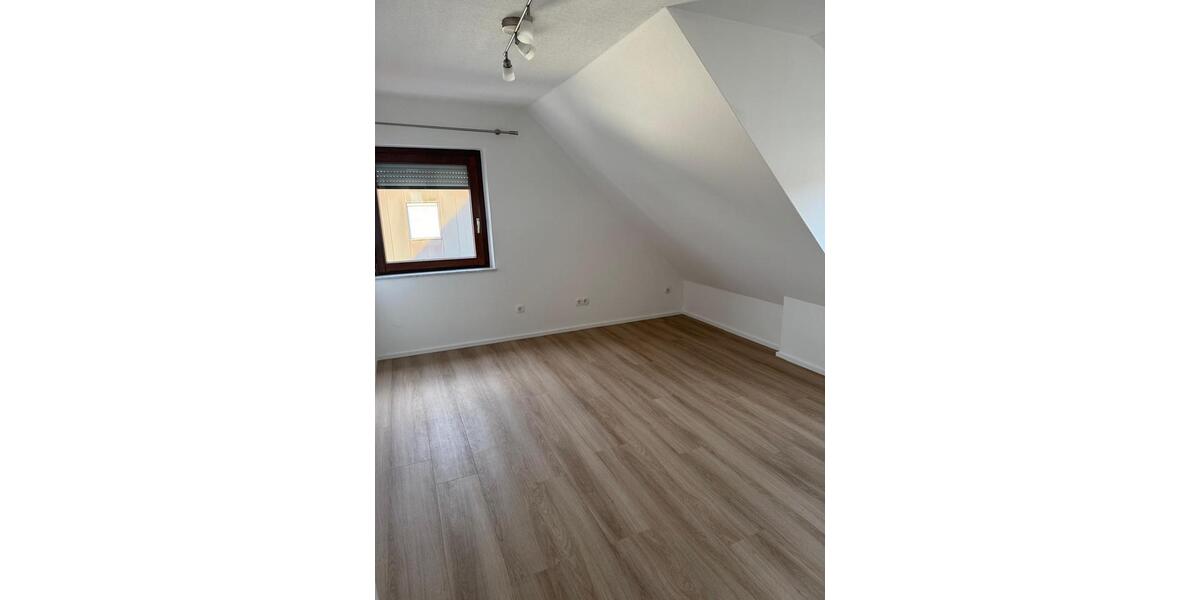 Dachgeschoßwohnung Esslingen am Neckar Oberesslingen - 2.5 Zimmer, 75 m&sup2;, 1.000&euro; | Angebot:25299886